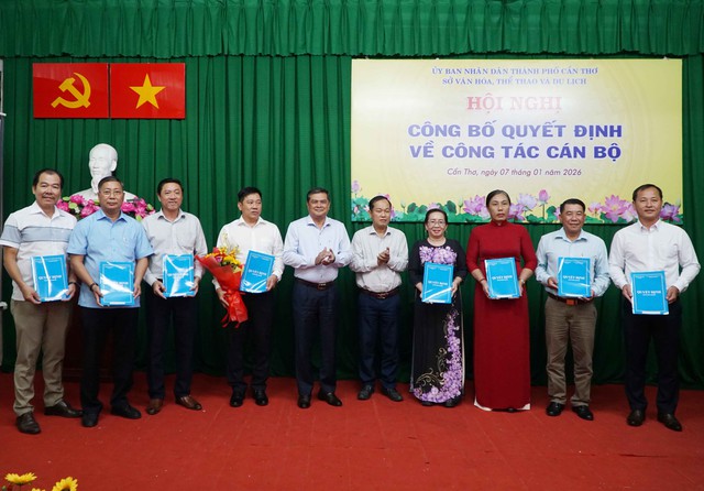 Sở Văn hóa, Thể thao và Du lịch TP Cần Thơ trao quyết định công tác cán bộ- Ảnh 1. Sở Văn hóa, Thể thao và Du lịch TP Cần Thơ trao quyết định công tác cán bộ- Ảnh 1.