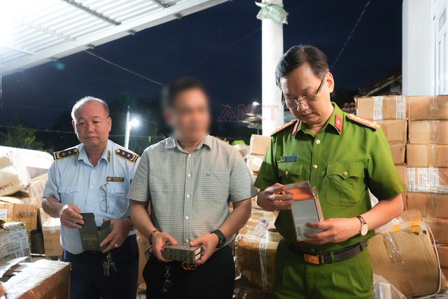 Công an TP Cần Thơ: Bóc gỡ đường dây sản xuất, buôn bán nước hoa giả- Ảnh 2. Công an TP Cần Thơ: Bóc gỡ đường dây sản xuất, buôn bán nước hoa giả- Ảnh 2.