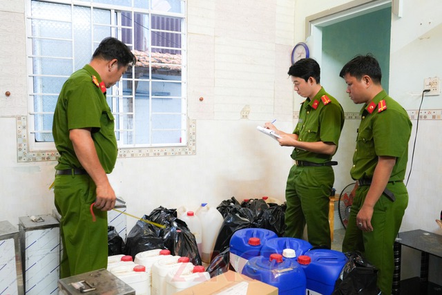 Công an TP Cần Thơ: Bóc gỡ đường dây sản xuất, buôn bán nước hoa giả- Ảnh 4. Công an TP Cần Thơ: Bóc gỡ đường dây sản xuất, buôn bán nước hoa giả- Ảnh 4.