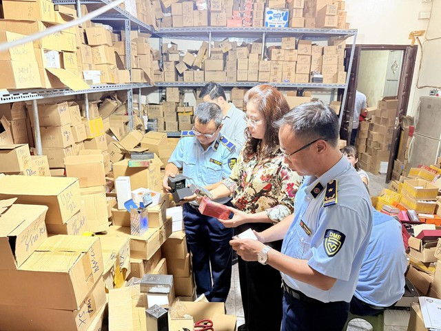 Hà Nội: Xử lý hơn 4.700 vụ buôn lậu, gian lận thương mại, thu nộp ngân sách hơn 102 tỷ đồng- Ảnh 1.