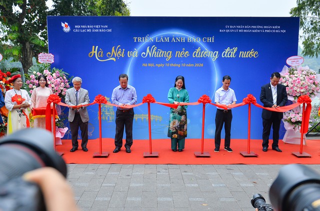 Khai mạc triển lãm ảnh báo chí “Hà Nội và Những nẻo đường đất nước”- Ảnh 2.
