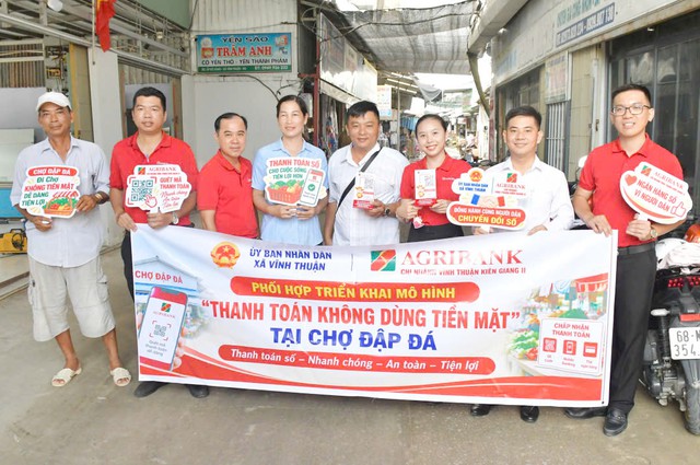 Agribank Vĩnh Thuận Kiên Giang II đồng hành cùng xã Vĩnh Thuận lan toả thanh toán số tại chợ Đập Đá- Ảnh 2.
