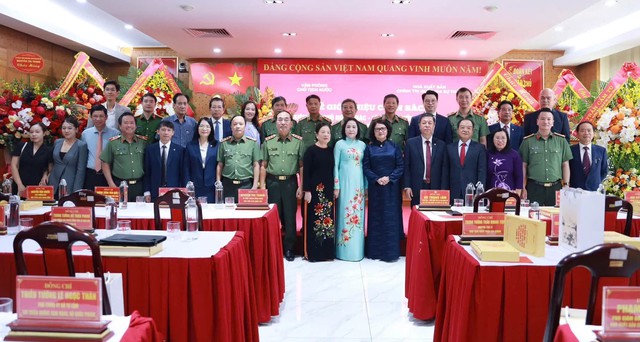 Giới thiệu cuốn sách “Kiên định chủ nghĩa Mác - Lênin, tư tưởng Hồ Chí Minh và con đường đi lên chủ nghĩa xã hội ở nước ta" - Ảnh 4.