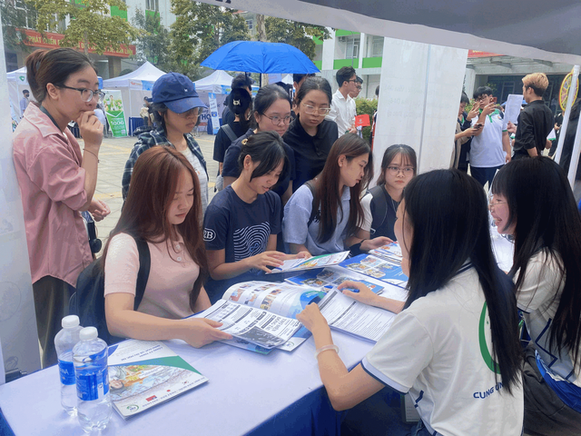 “Ngày hội Việc làm Thanh niên Thủ đô” tại HUNRE: Mở rộng cơ hội nghề nghiệp, kết nối nguồn nhân lực trẻ trong thời đại số - Ảnh 2.