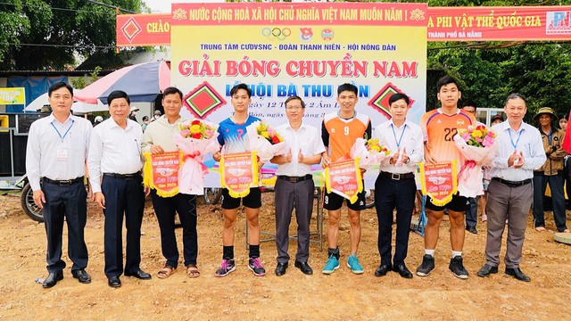 Phan Ngọc Anh: Nông dân xuất sắc 40 năm Đổi mới - từ đất cằn dựng nghiệp, "quả ngọt" sẻ chia cùng đời - Ảnh 5.