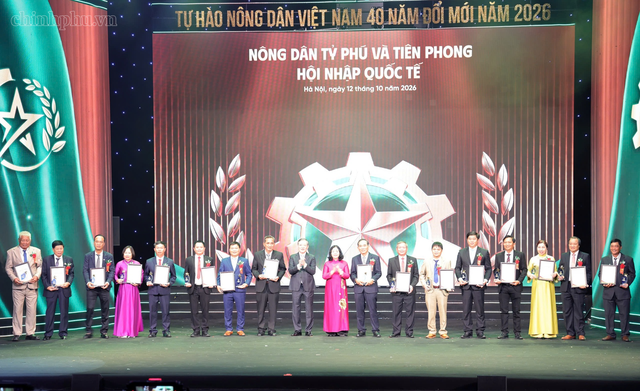 Phan Ngọc Anh: Nông dân xuất sắc 40 năm Đổi mới - từ đất cằn dựng nghiệp, "quả ngọt" sẻ chia cùng đời - Ảnh 7.
