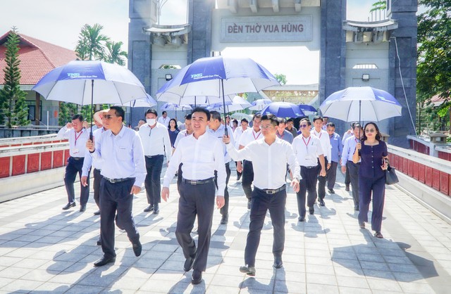 Đoàn cán bộ cấp Thứ trưởng và tương đương Đảng Nhân dân Cách mạng Lào dâng hương tại Đền thờ Vua Hùng TP Cần Thơ - Ảnh 1.
