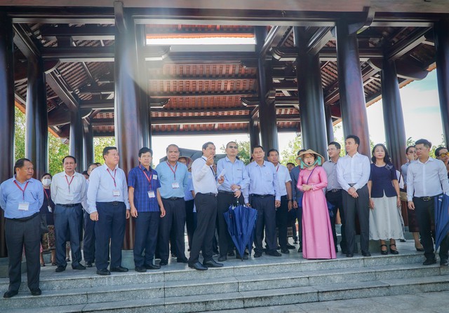 Đoàn cán bộ cấp Thứ trưởng và tương đương Đảng Nhân dân Cách mạng Lào dâng hương tại Đền thờ Vua Hùng TP Cần Thơ - Ảnh 2.