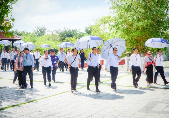 Đoàn cán bộ cấp Thứ trưởng và tương đương Đảng Nhân dân Cách mạng Lào dâng hương tại Đền thờ Vua Hùng TP Cần Thơ - Ảnh 3.