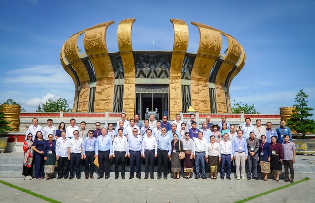 Đoàn cán bộ cấp Thứ trưởng và tương đương Đảng Nhân dân Cách mạng Lào dâng hương tại Đền thờ Vua Hùng TP Cần Thơ - Ảnh 10.