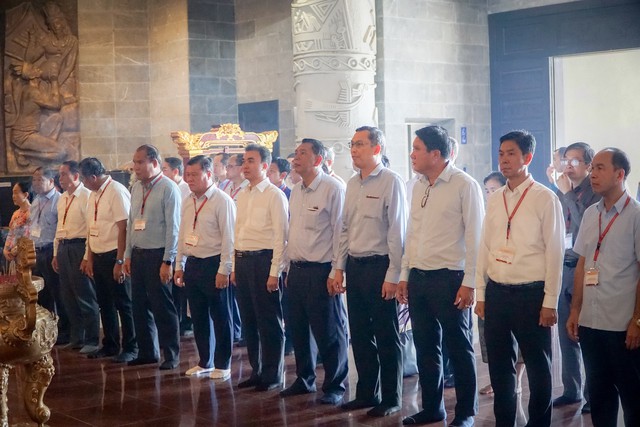 Đoàn cán bộ cấp Thứ trưởng và tương đương Đảng Nhân dân Cách mạng Lào dâng hương tại Đền thờ Vua Hùng TP Cần Thơ - Ảnh 4.