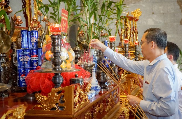 Đoàn cán bộ cấp Thứ trưởng và tương đương Đảng Nhân dân Cách mạng Lào dâng hương tại Đền thờ Vua Hùng TP Cần Thơ - Ảnh 6.