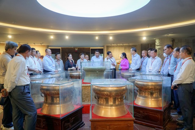 Đoàn cán bộ cấp Thứ trưởng và tương đương Đảng Nhân dân Cách mạng Lào dâng hương tại Đền thờ Vua Hùng TP Cần Thơ - Ảnh 8.
