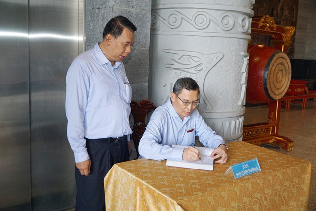 Đoàn cán bộ cấp Thứ trưởng và tương đương Đảng Nhân dân Cách mạng Lào dâng hương tại Đền thờ Vua Hùng TP Cần Thơ - Ảnh 9.