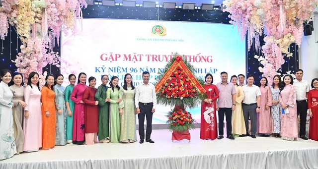 Công an TP Hà Nội gặp mặt truyền thống nhân dịp kỷ niệm 96 năm Ngày thành lập Hội LHPN Việt Nam- Ảnh 2.
