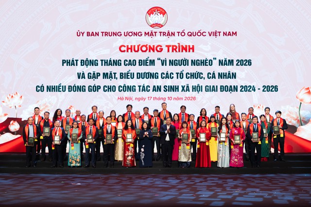 Nhà báo Vũ Thái Quảng được vinh danh tại chương trình “Đại đoàn kết - Lan toả tình dân tộc, nghĩa đồng bào”- Ảnh 6.