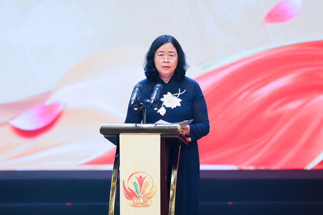 Nhà báo Vũ Thái Quảng được vinh danh tại chương trình “Đại đoàn kết - Lan toả tình dân tộc, nghĩa đồng bào”- Ảnh 9.