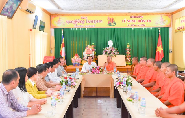 Bí thư Thành uỷ Cần Thơ thăm, tặng quà Ban quản trị chùa Muniransay nhân dịp lễ Sene Dolta- Ảnh 1.