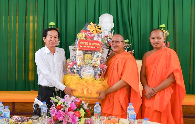 Bí thư Thành uỷ Cần Thơ thăm, tặng quà Ban quản trị chùa Muniransay nhân dịp lễ Sene Dolta- Ảnh 2.