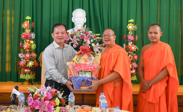 Bí thư Thành uỷ Cần Thơ thăm, tặng quà Ban quản trị chùa Muniransay nhân dịp lễ Sene Dolta- Ảnh 4.