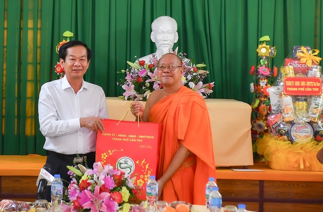 Bí thư Thành uỷ Cần Thơ thăm, tặng quà Ban quản trị chùa Muniransay nhân dịp lễ Sene Dolta- Ảnh 3.