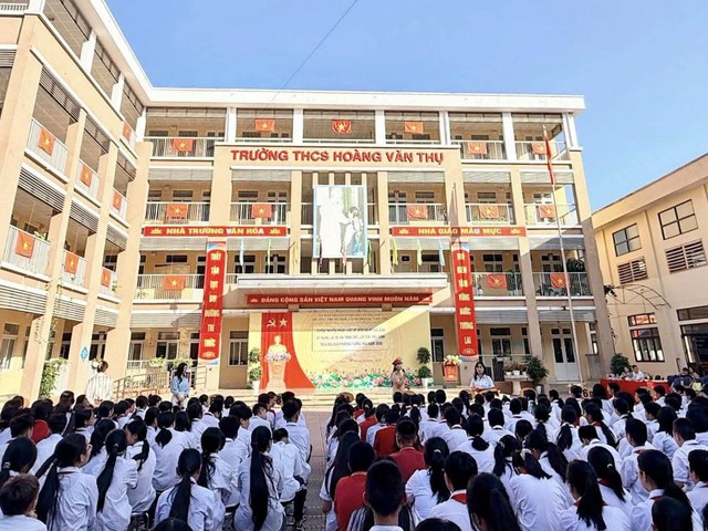 Tuyên truyền pháp luật về TTATGT cho giáo viên và học sinh Trường THCS Hoàng Văn Thụ - Ảnh 1.