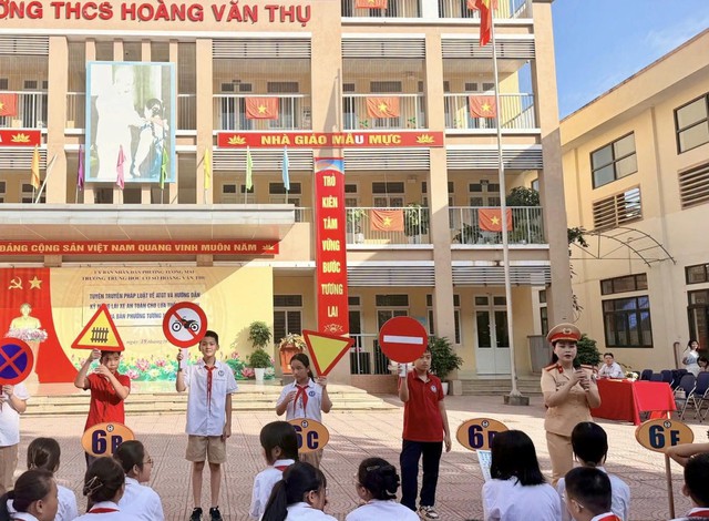 Tuyên truyền pháp luật về TTATGT cho giáo viên và học sinh Trường THCS Hoàng Văn Thụ - Ảnh 2.