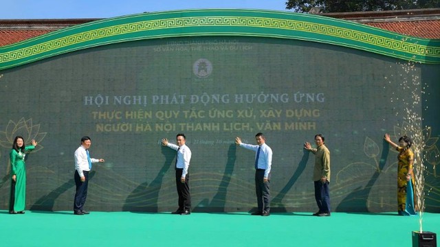 Hà Nội phát động triển khai 10 mô hình, đưa chuẩn mực ứng xử thanh lịch, văn minh vào cuộc sống - Ảnh 1.