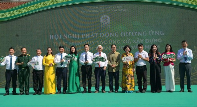Hà Nội phát động triển khai 10 mô hình, đưa chuẩn mực ứng xử thanh lịch, văn minh vào cuộc sống - Ảnh 4.