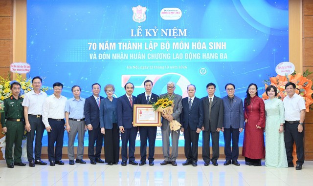 Trường Đại học Y Hà Nội kỷ niệm 70 năm thành lập Bộ môn Hóa sinh và đón nhận Huân chương Lao động hạng Ba- Ảnh 1.