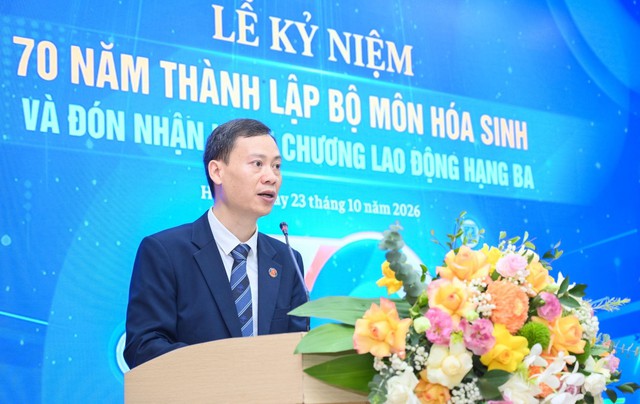 Trường Đại học Y Hà Nội kỷ niệm 70 năm thành lập Bộ môn Hóa sinh và đón nhận Huân chương Lao động hạng Ba- Ảnh 2.
