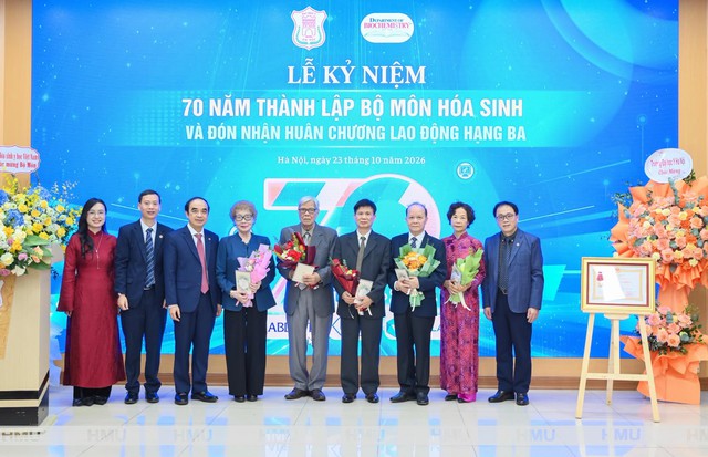 Trường Đại học Y Hà Nội kỷ niệm 70 năm thành lập Bộ môn Hóa sinh và đón nhận Huân chương Lao động hạng Ba- Ảnh 4.