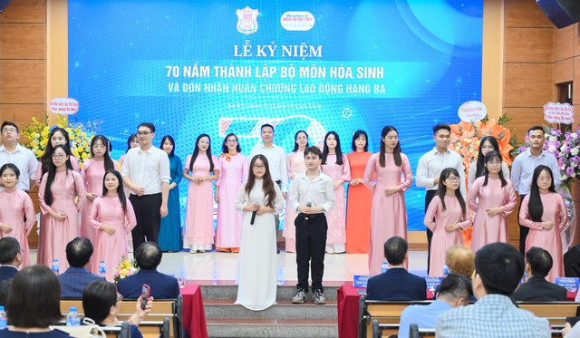 Trường Đại học Y Hà Nội kỷ niệm 70 năm thành lập Bộ môn Hóa sinh và đón nhận Huân chương Lao động hạng Ba- Ảnh 5.