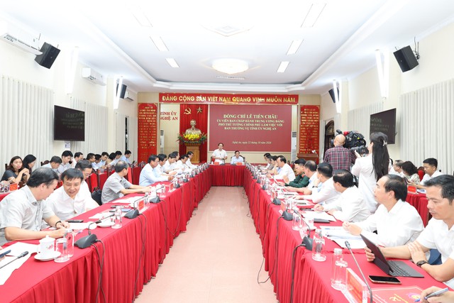 Phó Thủ tướng Lê Tiến Châu làm việc với Nghệ An: Kích hoạt dư địa tăng trưởng hai con số, kiến tạo lợi thế cạnh tranh mới- Ảnh 1.