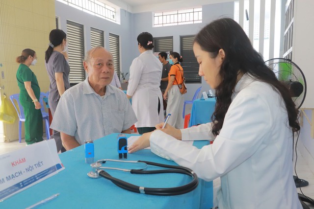 Bệnh viện Đa khoa TP Cần Thơ mang y tế chất lượng cao phục vụ người dân vùng biên giới biển Trần Đề- Ảnh 4.