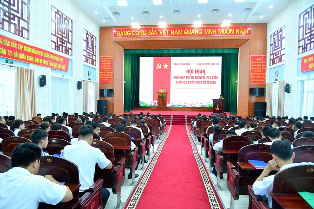 Lữ đoàn 171 phối hợp với Công an phường Rạch Dừa tuyên truyền về an ninh trật tự - Ảnh 1.