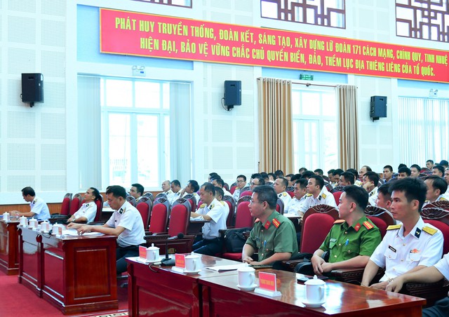 Lữ đoàn 171 phối hợp với Công an phường Rạch Dừa tuyên truyền về an ninh trật tự - Ảnh 2.