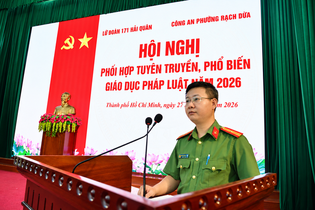 Lữ đoàn 171 phối hợp với Công an phường Rạch Dừa tuyên truyền về an ninh trật tự - Ảnh 3.