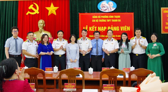 Trường THPT Thanh Đa kết nạp đảng viên, về nguồn tại Bộ Tư lệnh Vùng 2 Hải quân- Ảnh 1.