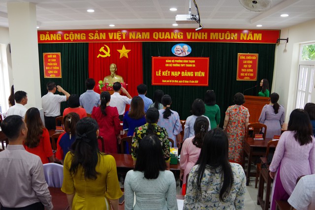 Trường THPT Thanh Đa kết nạp đảng viên, về nguồn tại Bộ Tư lệnh Vùng 2 Hải quân- Ảnh 2.