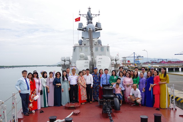 Trường THPT Thanh Đa kết nạp đảng viên, về nguồn tại Bộ Tư lệnh Vùng 2 Hải quân- Ảnh 3.