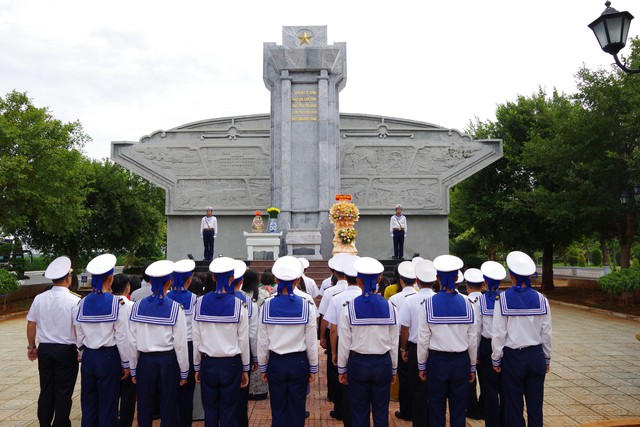 Trường THPT Thanh Đa kết nạp đảng viên, về nguồn tại Bộ Tư lệnh Vùng 2 Hải quân- Ảnh 4.