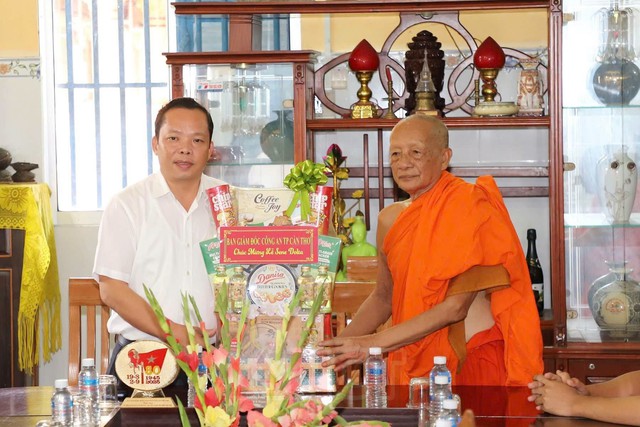 Công an TP Cần Thơ thăm, chúc mừng đồng bào Khmer nhân Lễ Sene Dolta 2026 - Ảnh 2.