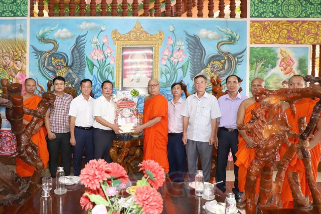 Công an TP Cần Thơ thăm, chúc mừng đồng bào Khmer nhân Lễ Sene Dolta 2026 - Ảnh 4.