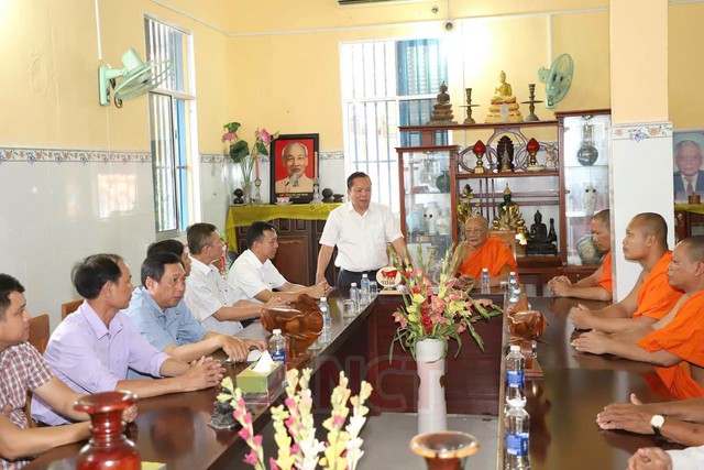 Công an TP Cần Thơ thăm, chúc mừng đồng bào Khmer nhân Lễ Sene Dolta 2026 - Ảnh 1.