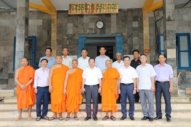 Công an TP Cần Thơ thăm, chúc mừng đồng bào Khmer nhân Lễ Sene Dolta 2026 - Ảnh 3.