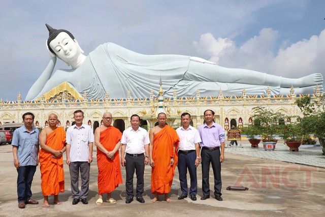 Công an TP Cần Thơ thăm, chúc mừng đồng bào Khmer nhân Lễ Sene Dolta 2026 - Ảnh 5.