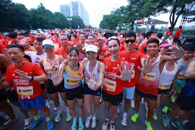 Từ Hồ Gươm đến cầu Long Biên: Hành trình khám phá Hà Nội qua đường chạy Marathon- Ảnh 1.