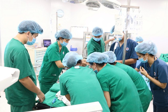 Lần đầu tiên phẫu thuật nội soi lấy máu tụ, bơm rửa não thất cho trẻ sinh non 28 tuần.- Ảnh 3.