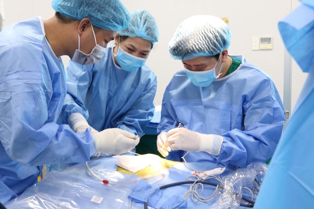Lần đầu tiên phẫu thuật nội soi lấy máu tụ, bơm rửa não thất cho trẻ sinh non 28 tuần.- Ảnh 2.